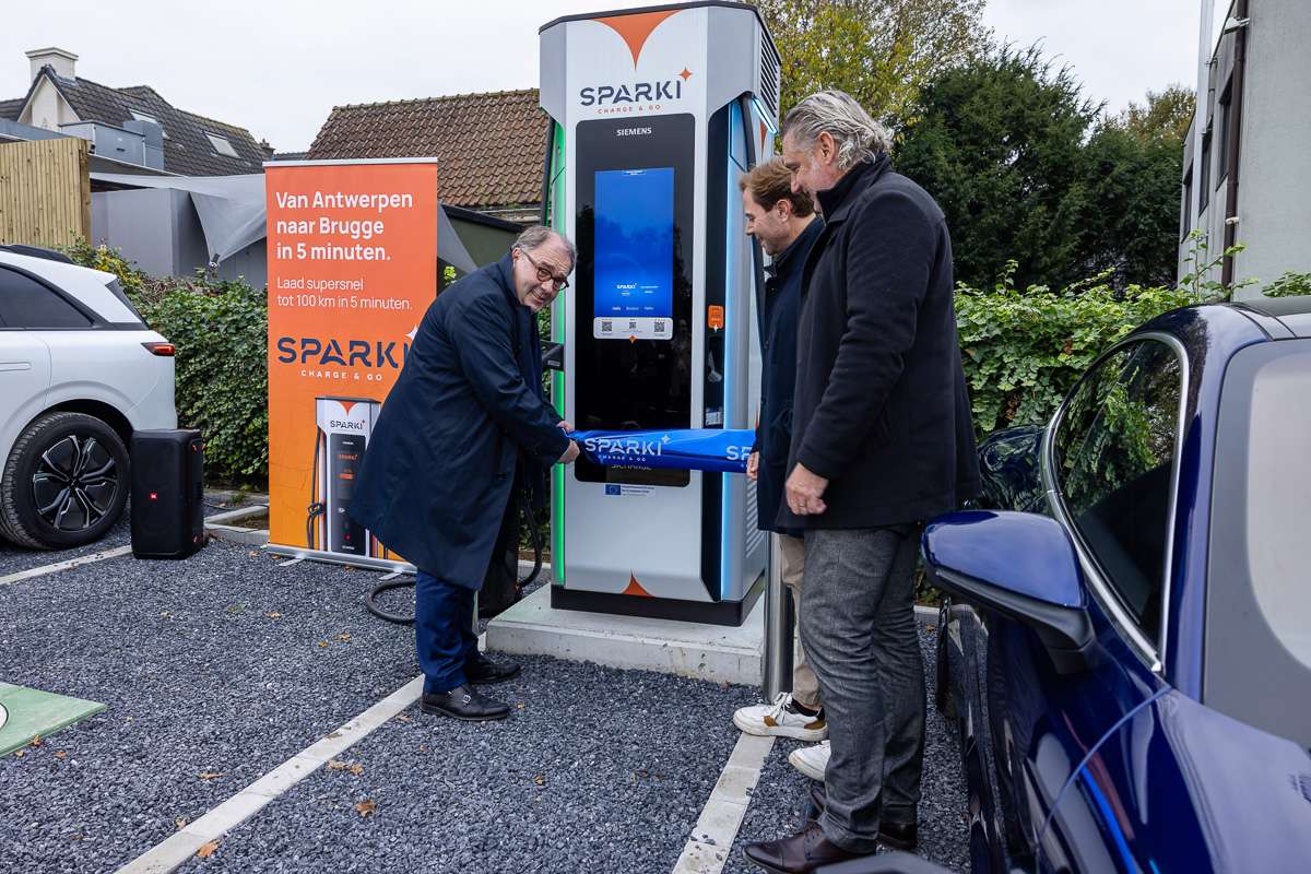 Sparki célèbre la 111 111ème charge à la nouvelle station de recharge ultra-rapide d’Alost